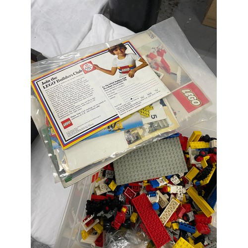 77 - 3.4 Pounds Of Vintage Lego/Men & Manuals