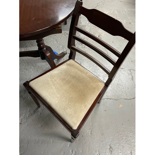 320 - Extendable Mahogany Dining Table With 4 Matching Chairs