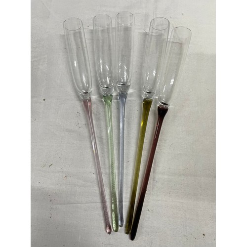 105 - 5 x Champaign Flutes