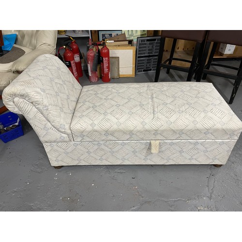 210 - Chaise Longue With Storage