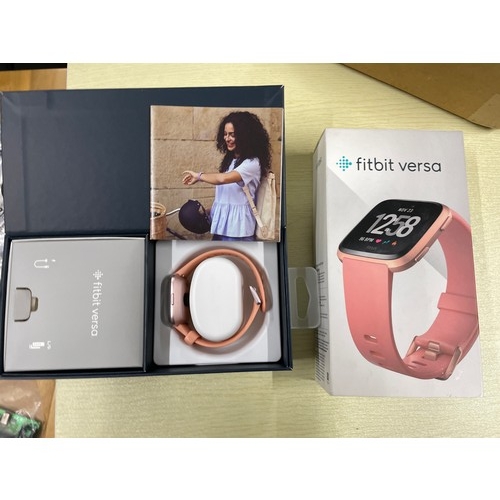 85 - Working Fitbit Versa Smart Watch, Peach/Rose Gold Aluminium, One Size (S & L Bands Included)