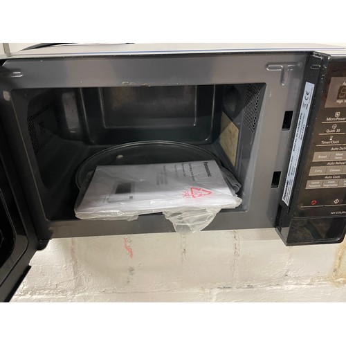 256 - Panasonic 800w Microwave (Working)