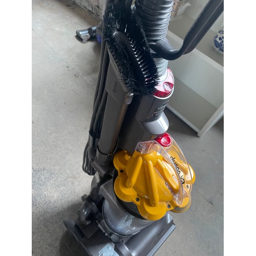 195 - Dyson DC33 Up right vacuum cleaner (working)