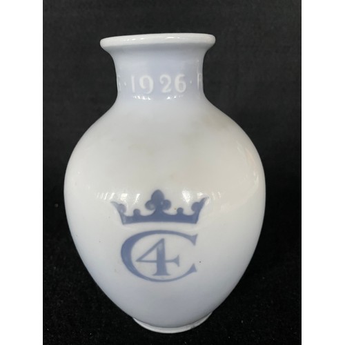 235 - Royal Copenhagen Danish porcelain.
Rundskuedag vase from year 1926 of 1st quality, and in a mint con... 