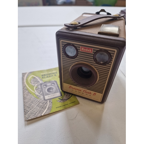 16 - Vintage Kodak brownie flash B