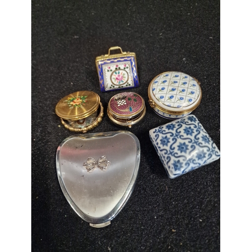 43 - A collection of pill, snuff and compacts