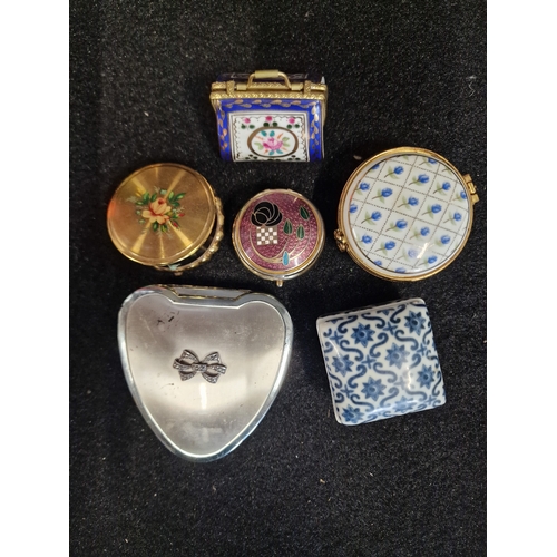 43 - A collection of pill, snuff and compacts