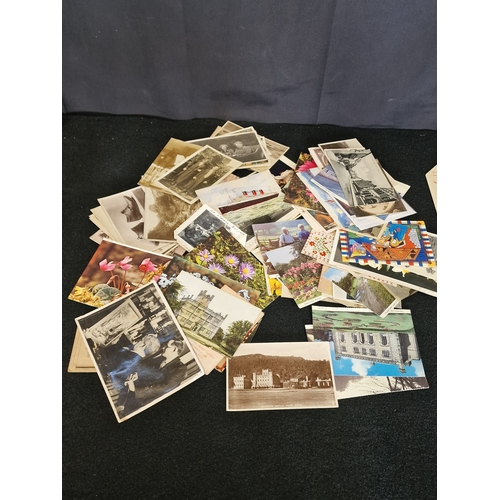 64 - A large quantity of vintage postcards