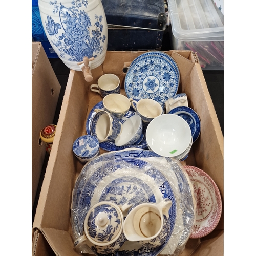 118 - A selection of Blue and white pottery including Copeland Spode and Currier & Ives