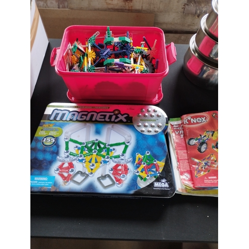 394 - A selection of K'nex and Magnetix Items