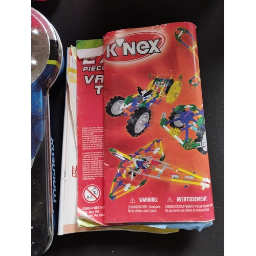 394 - A selection of K'nex and Magnetix Items