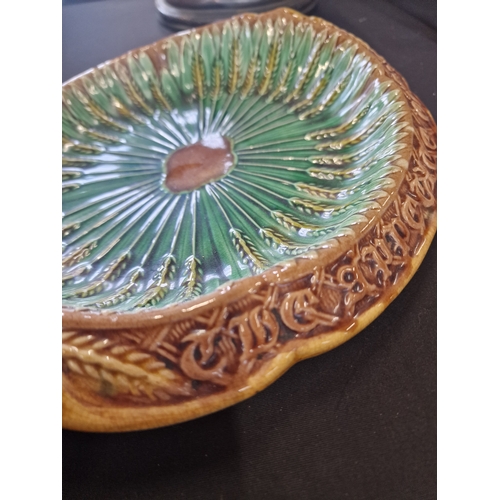 29 - A Majolica vintage bread dish