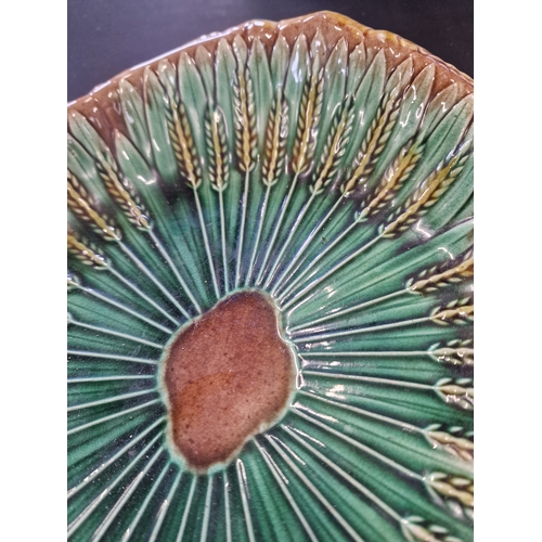 29 - A Majolica vintage bread dish