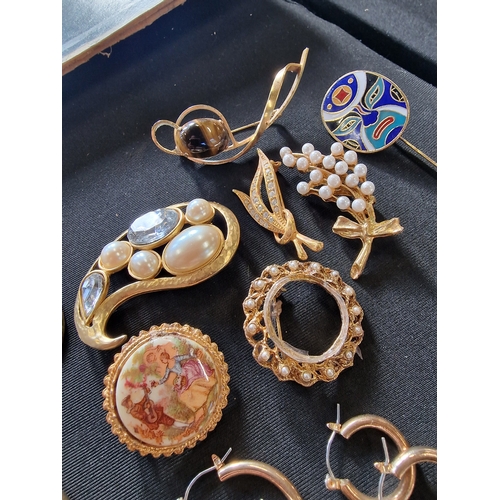 102 - A collection of vintage jewellery including pearl brooches, tigers eye and mother of pearl