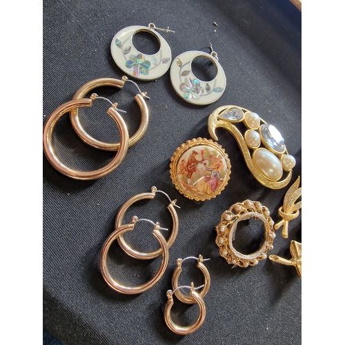 102 - A collection of vintage jewellery including pearl brooches, tigers eye and mother of pearl