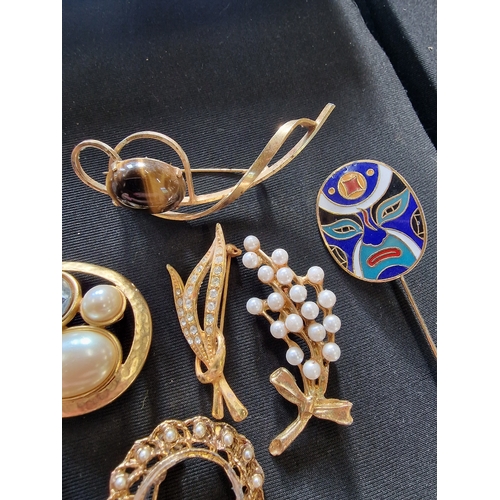 102 - A collection of vintage jewellery including pearl brooches, tigers eye and mother of pearl