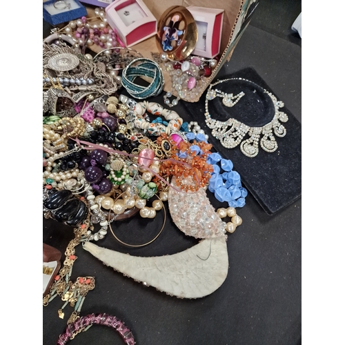 148 - A bundle of costume mixed modern and vintage jewellery