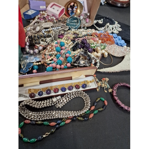 148 - A bundle of costume mixed modern and vintage jewellery