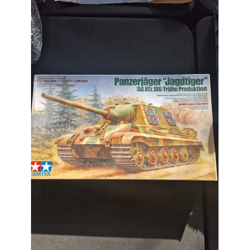 263 - TAMIYA 1:35Panzerjager Jagdiger (sd.Kfz.q86) Fruhe Produktion. No. 35295