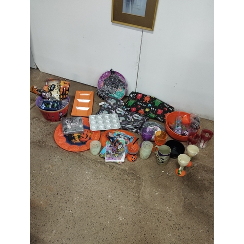 351 - Selection of Halloween Items inc Tableware