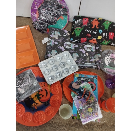 351 - Selection of Halloween Items inc Tableware