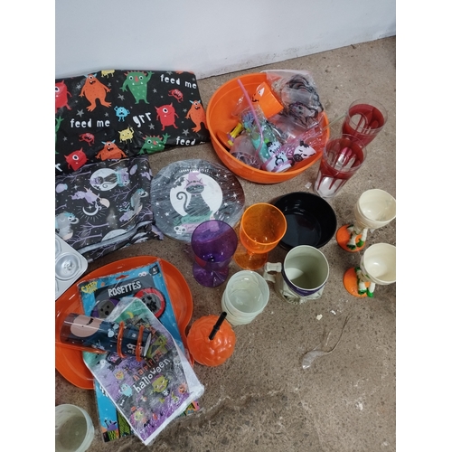 351 - Selection of Halloween Items inc Tableware