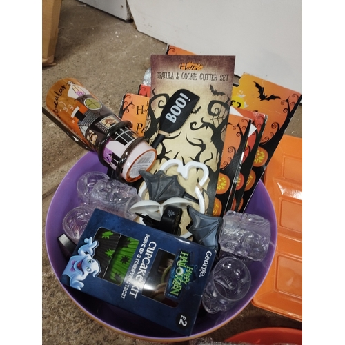 351 - Selection of Halloween Items inc Tableware