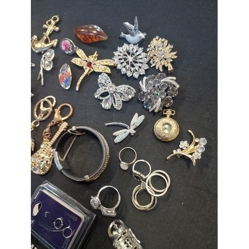 24 - A bundle of vintage and modern jewellery. Including rings and brooches