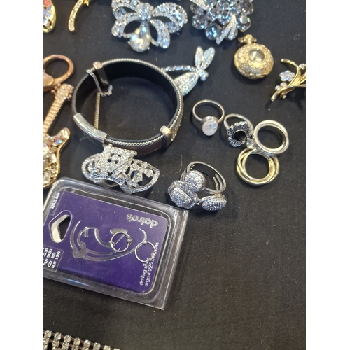 24 - A bundle of vintage and modern jewellery. Including rings and brooches