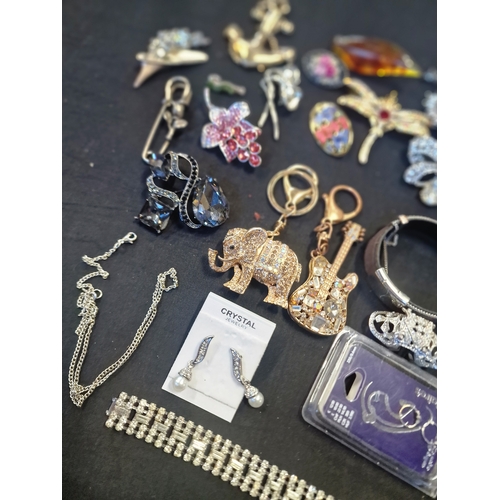 24 - A bundle of vintage and modern jewellery. Including rings and brooches