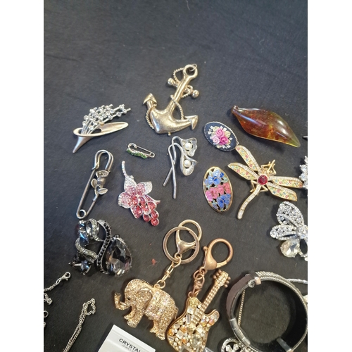 24 - A bundle of vintage and modern jewellery. Including rings and brooches