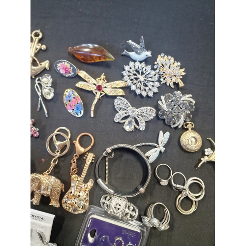 24 - A bundle of vintage and modern jewellery. Including rings and brooches