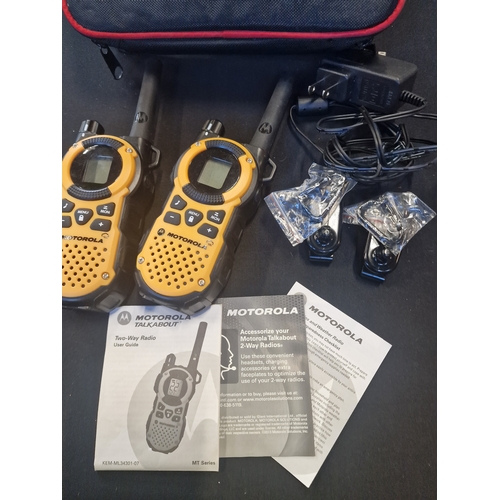 32 - MOTOROLA walkie talkies. With accessories