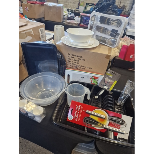 44 - A brand new bundle of kitchen items. Ideal for first time buyers or students includes 20 piece white... 