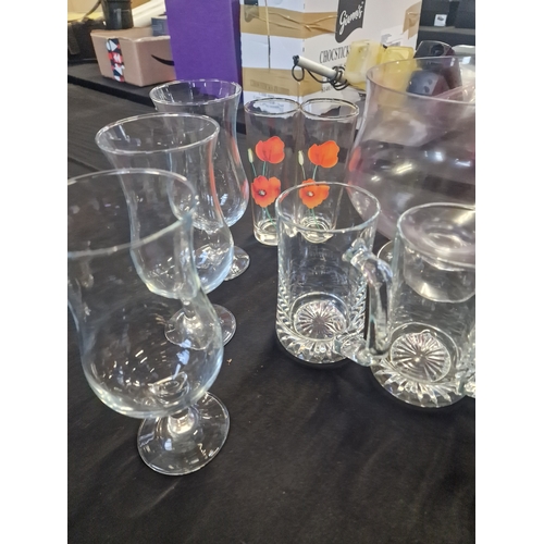 32 - A mixed bundle of mixed glass and large punch bowl or fruit bowl.