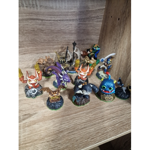 37 - A mix bundle of skylander figures