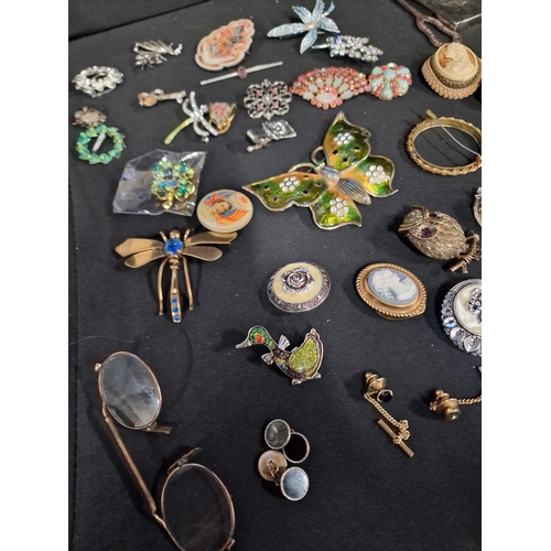 113 - A collection of mainly vintage brooches, tie clips and lapel clips and other vintage items