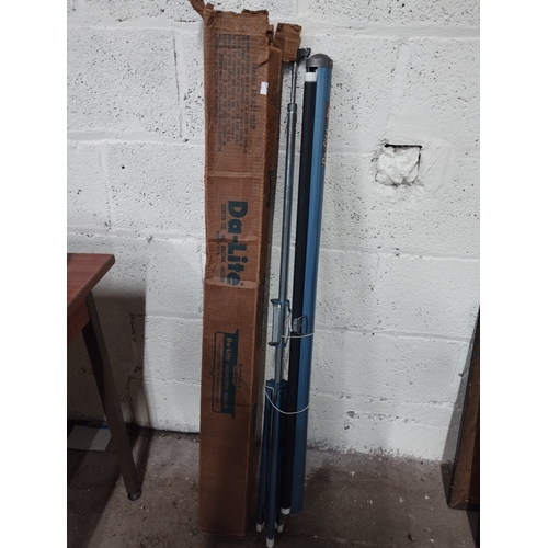 121 - Vintage Da-Lite Projection Screen. Approx. 100x75cm Screen