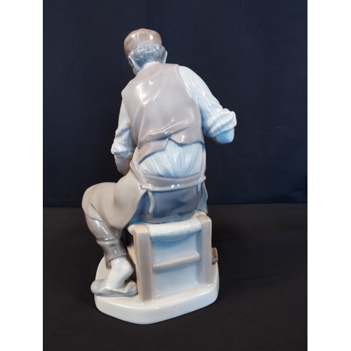 161 - Vintage Lladro Figurine #4853 - The Cobbler.
Approx. 25cm High.
*ITEM CANNOT BE SHIPPED, COLLECTION ... 