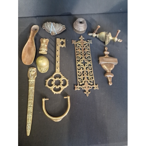 201 - A collection of vintage brass items. Includes door knockers, drawer handles, key holder and more