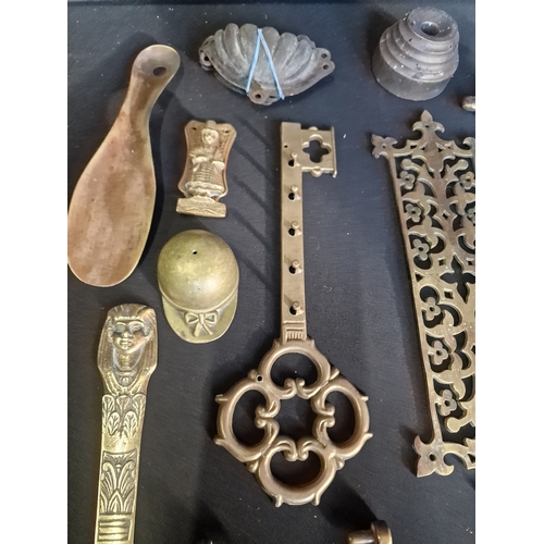 201 - A collection of vintage brass items. Includes door knockers, drawer handles, key holder and more