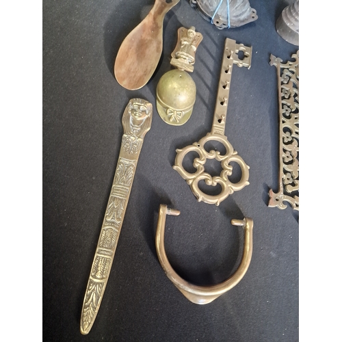 201 - A collection of vintage brass items. Includes door knockers, drawer handles, key holder and more