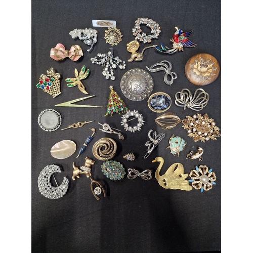 277 - A selection of vintage brooches