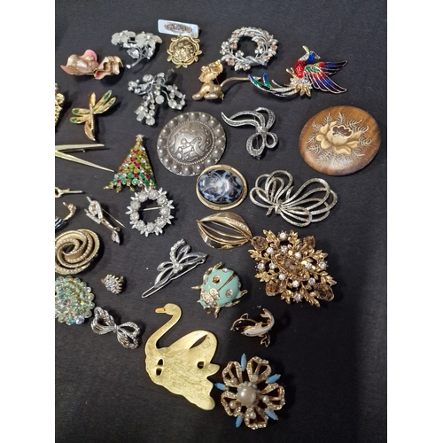 277 - A selection of vintage brooches