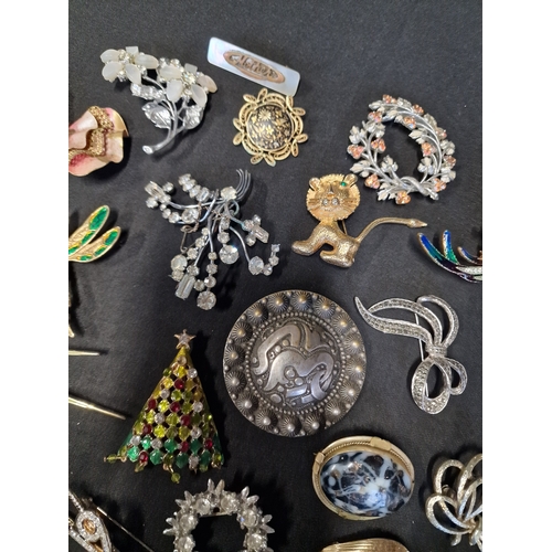 277 - A selection of vintage brooches