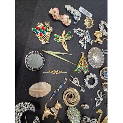 277 - A selection of vintage brooches