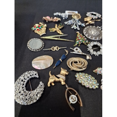 277 - A selection of vintage brooches