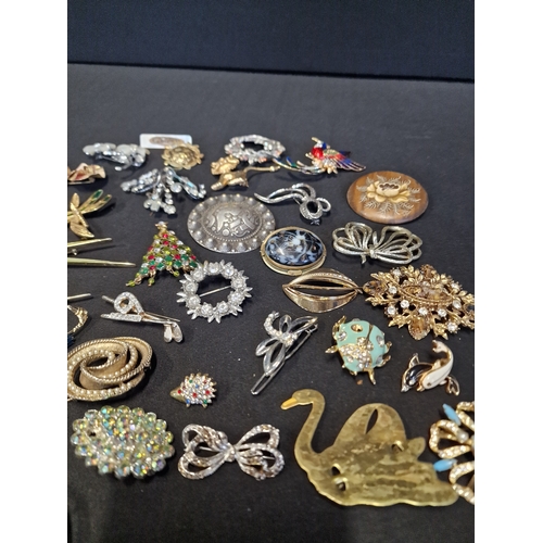 277 - A selection of vintage brooches