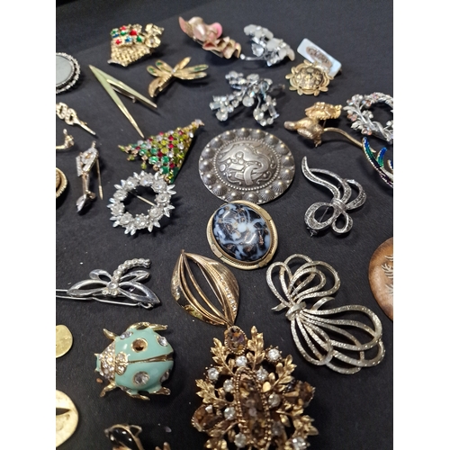 277 - A selection of vintage brooches