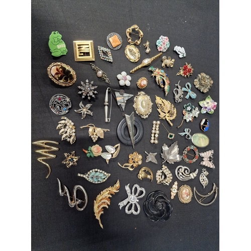 279 - A collections of vintage brooches and pins